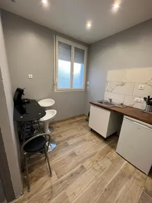 Cuisine ou kitchenette dans l'établissement L’ÉMERAUDE 3