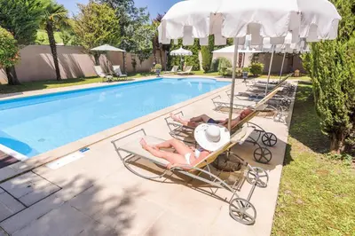 Piscine de l'établissement LA RÉSERVE DE L'AUBE - Hébergements insolites Luxe et Design ou située à proximité