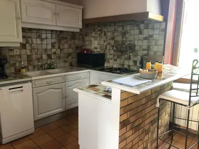 Cuisine ou kitchenette dans l'établissement Le moulin Bertrand