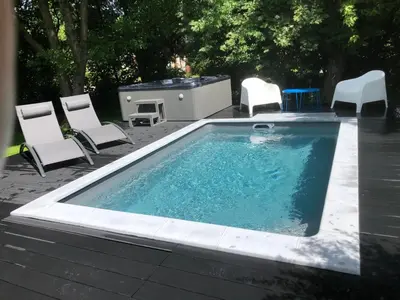 Piscine de l'établissement PAUSE NATURE SORBAIS Gite de groupe avec Piscine, Spas, Sauna avec 8 chambres et 8 salles de bain, grande cuisine et grande salle de vie ou située à proximité