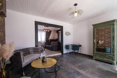 Coin salon dans l'établissement Gîte La Parenthèse 14 personnes