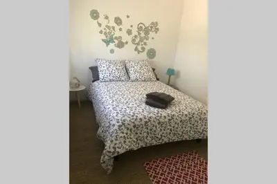 Un ou plusieurs lits dans un hébergement de l'établissement Villa Lilly 2 piscine et jardin privé 8 chambres