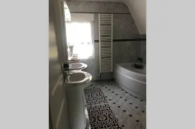 Salle de bains dans l'établissement Villa Lilly 2 piscine et jardin privé 8 chambres