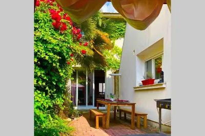 Jardin de l'établissement Villa Lilly 2 piscine et jardin privé 8 chambres
