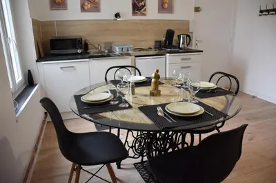 Cuisine ou kitchenette dans l'établissement ESCALE À ÉPERNAY APPT 2/4 PERS AUX BORDS DE MARNE