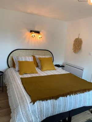 Un ou plusieurs lits dans un hébergement de l'établissement Les Remparts de Joussaume Latour