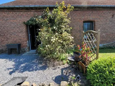 Jardin de l'établissement Studio Bienvenue du côté de chez nous avec jardin privatif