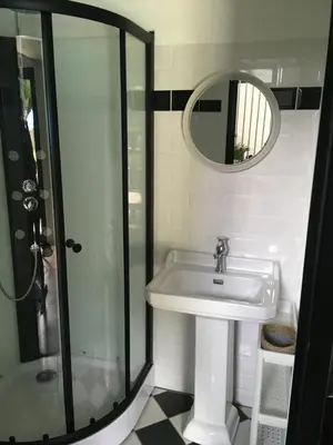 Salle de bains dans l'établissement La petite Brainoise - Gîte avec salle jacuzzi 120 jets