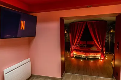 Télévision ou salle de divertissement dans l'établissement La Parenthèse Numéro 6 - Jacuzzi Reims