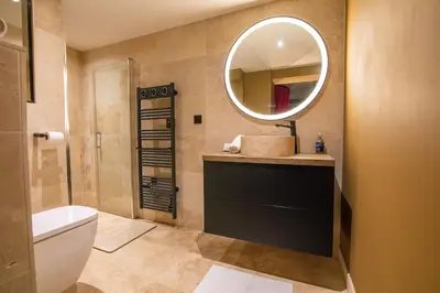 Salle de bains dans l'établissement La Parenthèse Numéro 6 - Jacuzzi Reims