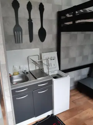 Cuisine ou kitchenette dans l'établissement MAISON Studio SEDAN Meublé 14M2 INDEPENDANT