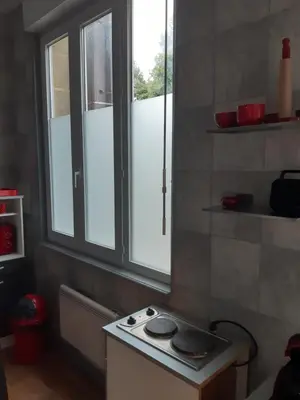Cuisine ou kitchenette dans l'établissement MAISON Studio SEDAN Meublé 14M2 INDEPENDANT