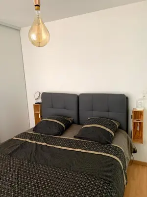 Un ou plusieurs lits dans un hébergement de l'établissement Appartement Cosy à quelques minutes du Centre