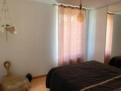 Un ou plusieurs lits dans un hébergement de l'établissement Appartement Cosy à quelques minutes du Centre