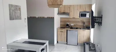 Cuisine ou kitchenette dans l'établissement Les Suites du Relais