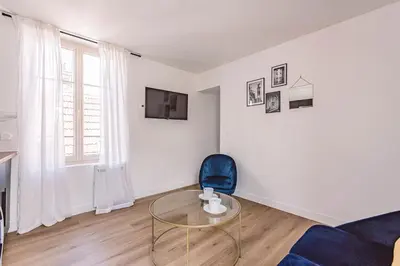 Télévision ou salle de divertissement dans l'établissement REIMS - Place du Forum - Cathédrale - Terrasse