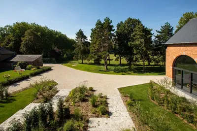 Jardin de l'établissement Aux Petits Lapins de Sorval, sauna privé, fitness