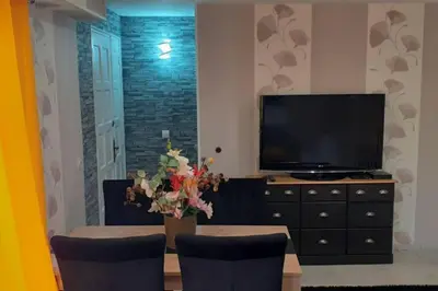 Télévision ou salle de divertissement dans l'établissement Charmante petite maison