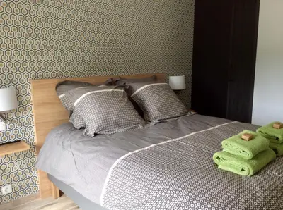 Un ou plusieurs lits dans un hébergement de l'établissement Aux Bois Dorés de la Ferme de sorval, animaux de la ferme, fitness