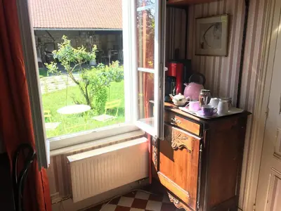 Cuisine ou kitchenette dans l'établissement Le Refuge private entrance 2/4 pers dans maison 17eme siècle.Parking. calme