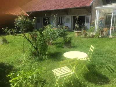 Jardin de l'établissement Le Refuge private entrance 2/4 pers dans maison 17eme siècle.Parking. calme