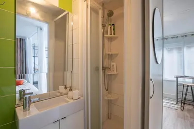 Salle de bains dans l'établissement L'Alexandrin