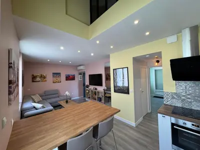 Cuisine ou kitchenette dans l'établissement 70m2 climatisé - Parking privé - Terrasse - 2 chambres - Lycée Roosevelt - Reims Arena