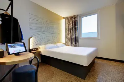 Un ou plusieurs lits dans un hébergement de l'établissement B&B HOTEL Epernay