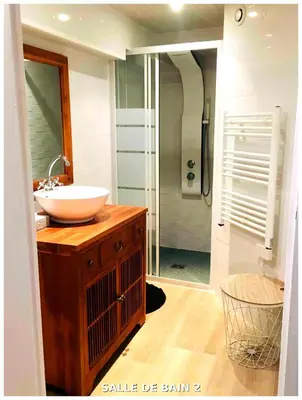 Salle de bains dans l'établissement Les Perdrix