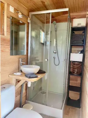 Salle de bains dans l'établissement La Galipette, charmant chalet en Champagne