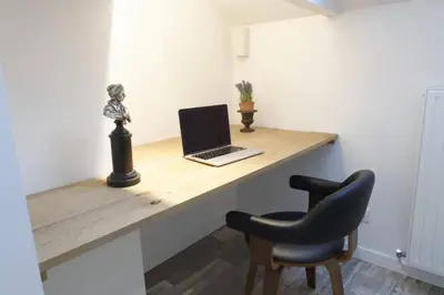 Télévision ou salle de divertissement dans l'établissement Reims Centre : appartement lumineux et atypique 46, Place d'Erlon