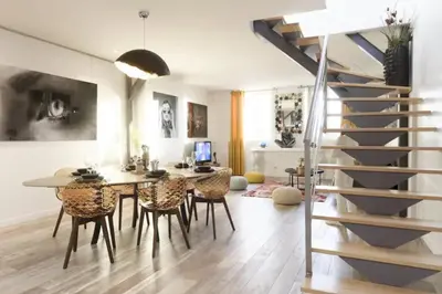 Coin salon dans l'établissement Reims Centre : appartement lumineux et atypique 46, Place d'Erlon