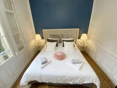 Un ou plusieurs lits dans un hébergement de l'établissement Le Clovis Suites Spa Sauna