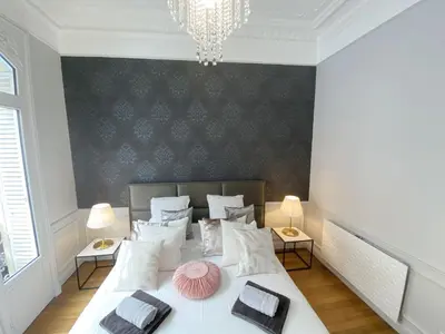 Un ou plusieurs lits dans un hébergement de l'établissement Le Clovis Suites Spa Sauna