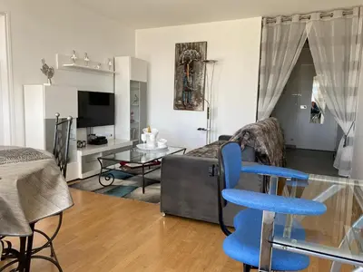 Télévision ou salle de divertissement dans l'établissement Le Mun,3 étoiles-T2-60m2-balcon-parking-wifi-linge-produits-face à la gerdarmerie-vue cathedrale
