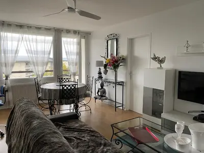 Télévision ou salle de divertissement dans l'établissement Le Mun,3 étoiles-T2-60m2-balcon-parking-wifi-linge-produits-face à la gerdarmerie-vue cathedrale