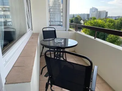 Balcon ou terrasse dans l'établissement Le Mun,3 étoiles-T2-60m2-balcon-parking-wifi-linge-produits-face à la gerdarmerie-vue cathedrale