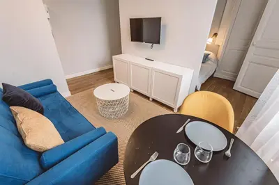 Télévision ou salle de divertissement dans l'établissement Roi soleil, face à la Cathédrale - 2G