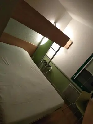 Un ou plusieurs lits dans un hébergement de l'établissement Hôtel Inn Design Laon