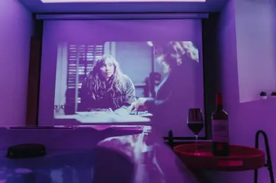 Télévision ou salle de divertissement dans l'établissement La Villa Monroe - Un écrin de volupté épicée