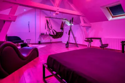 Coin salon dans l'établissement La Villa Monroe - Un écrin de volupté épicée