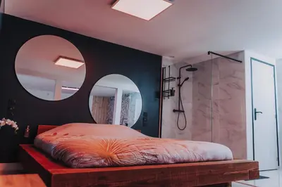 Salle de bains dans l'établissement La Villa Monroe - Un écrin de volupté épicée