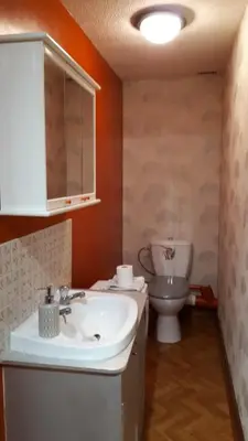 Salle de bains dans l'établissement DEUX CHAMBRES DANS UNE MAISON INDIVIDUELLE AU COEUR De L AVESNOIS