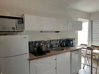 Cuisine ou kitchenette dans l'établissement Centre Reims Cathédrale avec balcon