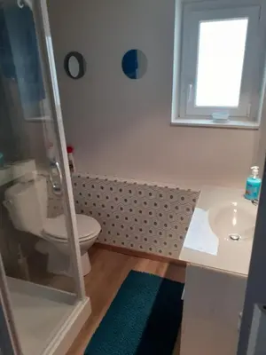 Salle de bains dans l'établissement Hébergement à l'Orée des Champs