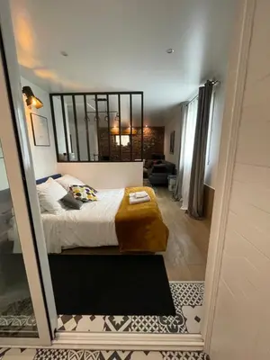 Un ou plusieurs lits dans un hébergement de l'établissement La Clé des Champs - Studio PiscineSPA-Sauna au jardin tropical idyllique et bucolique