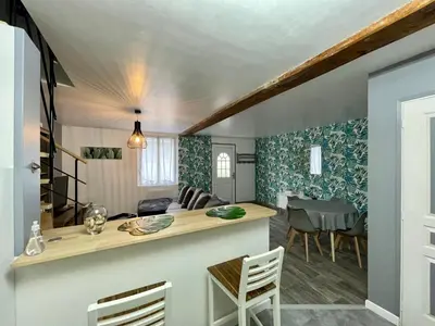 Télévision ou salle de divertissement dans l'établissement Maison de village chez Josy