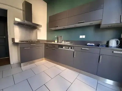 Cuisine ou kitchenette dans l'établissement Magnifique maison avec terrasse