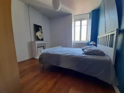 Un ou plusieurs lits dans un hébergement de l'établissement Magnifique maison avec terrasse