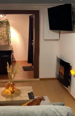 Télévision ou salle de divertissement dans l'établissement Agréable maisonnette de ville avec jacuzzi